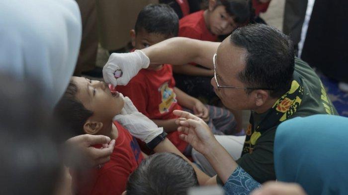 Musim kemarau merupakan waktu yang ditunggu-tunggu oleh sebagian orang, terutama bagi mereka yang mengandalkan pertanian dan aktivitas luar ruangan. Namun, di balik keindahan yang ditawarkan oleh cuaca cerah, terdapat ancaman kesehatan yang perlu diwaspadai, terutama penyakit infeksi saluran pernapasan atas (ISPA). Dinas Kesehatan (Dinkes) Bangka Tengah mengeluarkan imbauan kepada masyarakat untuk tetap waspada terhadap penyakit ini, yang kerap meningkat selama musim kemarau. Artikel ini akan membahas lebih dalam mengenai ISPA, cara pencegahannya, serta langkah-langkah yang dapat diambil untuk menjaga kesehatan di musim kemarau. 1. Memahami Penyakit ISPA Infeksi Saluran Pernapasan Atas (ISPA) adalah istilah yang digunakan untuk menggambarkan sekumpulan penyakit yang menyerang bagian atas saluran pernapasan, termasuk hidung, tenggorokan, dan sinus. Penyakit ini umumnya disebabkan oleh virus, tetapi juga dapat disebabkan oleh bakteri. Gejala yang sering muncul termasuk batuk, pilek, sakit tenggorokan, nyeri kepala, dan demam. Meskipun ISPA biasanya bersifat ringan dan dapat sembuh dengan sendirinya, penyakit ini dapat berpotensi serius bagi kelompok rentan seperti anak-anak, lanjut usia, dan individu dengan penyakit kronis. Selama musim kemarau, kondisi udara yang kering dapat memperburuk gejala ISPA. Debu dan polusi udara sering meningkat, memicu iritasi pada saluran pernapasan. Selain itu, perubahan cuaca yang cepat dapat menyebabkan sistem kekebalan tubuh menjadi lebih rentan terhadap infeksi. Dinkes Bangka Tengah mencatat bahwa selama musim kemarau, jumlah pasien yang mengalami gejala ISPA meningkat secara signifikan. Hal ini menimbulkan kekhawatiran akan lonjakan kasus yang dapat membebani fasilitas kesehatan. Untuk mengatasi ISPA, penting bagi masyarakat untuk memahami faktor risiko dan gejala dari penyakit ini. Edukasi mengenai pencegahan dan pengobatan juga sangat penting untuk menurunkan angka kejadian ISPA di masyarakat. Oleh karena itu, penting untuk selalu memperhatikan kondisi kesehatan dan segera mencari pertolongan medis saat mengalami gejala yang mencurigakan. 2. Gejala dan Tanda-Tanda ISPA Gejala ISPA bervariasi tergantung pada penyebab dan tingkat keparahan infeksi. Umumnya, gejala awal yang muncul adalah batuk dan pilek. Pilek dapat disertai dengan keluarnya lendir dari hidung yang berwarna jernih atau kekuningan. Selain itu, banyak penderita juga mengalami sakit tenggorokan, yang bisa disertai dengan kesulitan menelan dan suara serak. Beberapa gejala lain yang juga dapat muncul adalah: Demam: Meskipun tidak semua kasus ISPA disertai demam, kenaikan suhu tubuh sering kali menjadi tanda bahwa tubuh sedang melawan infeksi. Nyeri Kepala: Nyeri kepala dapat muncul akibat tekanan sinus yang terinfeksi atau sebagai respons terhadap infeksi yang lebih luas. Kelelahan: Rasa lelah dan lemah sering kali menyertai infeksi, tubuh membutuhkan lebih banyak energi untuk melawan virus atau bakteri. Sesak Napas: Pada kasus yang lebih serius, ISPA dapat menyebabkan sesak napas, terutama bagi individu dengan riwayat asma atau penyakit paru-paru kronis. Segera berkonsultasi dengan tenaga medis jika Anda mengalami gejala-gejala ini, terutama jika gejala semakin parah atau tidak kunjung membaik setelah beberapa hari. Penanganan dini sangat penting untuk mencegah komplikasi yang lebih serius. 3. Cara Pencegahan Penyakit ISPA di Musim Kemarau Musim kemarau membawa tantangan tersendiri dalam menjaga kesehatan, terutama dalam pencegahan ISPA. Berikut adalah beberapa langkah pencegahan yang dapat diambil oleh masyarakat: Menjaga Kebersihan Tangan: Cuci tangan secara rutin dengan sabun dan air mengalir, terutama setelah beraktivitas di luar rumah. Jika tidak tersedia, gunakan hand sanitizer yang mengandung alkohol. Menghindari Paparan Debu dan Polusi: Selama musim kemarau, debu dan polusi sering meningkat. Sebisa mungkin, hindari aktivitas di luar ruangan saat kualitas udara buruk. Gunakan masker saat beraktivitas di luar. Menjaga Kelembapan Udara: Gunakan humidifier di dalam ruangan untuk menjaga kelembapan udara. Udara yang terlalu kering dapat mengiritasi saluran pernapasan. Menerapkan Pola Hidup Sehat: Perbanyak konsumsi buah dan sayuran, cukup tidur, dan rutin berolahraga untuk meningkatkan sistem kekebalan tubuh. Vaksinasi: Jika tersedia, vaksin influenza dapat membantu melindungi diri dari infeksi pernapasan yang lebih serius. Dengan menerapkan langkah-langkah pencegahan ini, diharapkan angka kejadian ISPA dapat ditekan, dan masyarakat dapat menikmati musim kemarau dengan lebih sehat. 4. Upaya Dinkes Bangka Tengah dalam Menanggulangi ISPA Dinas Kesehatan Bangka Tengah telah mengambil berbagai langkah untuk mengatasi masalah kesehatan yang berkaitan dengan ISPA. Salah satunya adalah melakukan kampanye edukasi kepada masyarakat mengenai bahaya ISPA dan cara pencegahannya. Program sosialisasi ini meliputi penyuluhan di sekolah-sekolah, tempat umum, dan melalui media sosial. Selain edukasi, Dinkes juga menyediakan layanan kesehatan yang optimal bagi masyarakat. Puskesmas dan klinik-klinik kesehatan di Bangka Tengah dilengkapi dengan tenaga medis yang siap memberikan penanganan awal bagi pasien yang mengalami gejala ISPA. Dinkes juga berkolaborasi dengan organisasi non-pemerintah untuk melakukan penyuluhan kesehatan di daerah-daerah terpencil yang sulit dijangkau. Monitoring kesehatan masyarakat juga menjadi fokus Dinkes, dengan rutin melakukan survei untuk mengetahui tren penyakit ISPA di wilayah tersebut. Data ini sangat penting untuk menentukan langkah-langkah intervensi yang tepat serta memastikan fasilitas kesehatan siap menangani lonjakan pasien yang mungkin terjadi. Melalui upaya-upaya tersebut, Dinkes Bangka Tengah berharap dapat menekan angka kejadian ISPA dan meningkatkan kesadaran masyarakat akan pentingnya menjaga kesehatan selama musim kemarau.