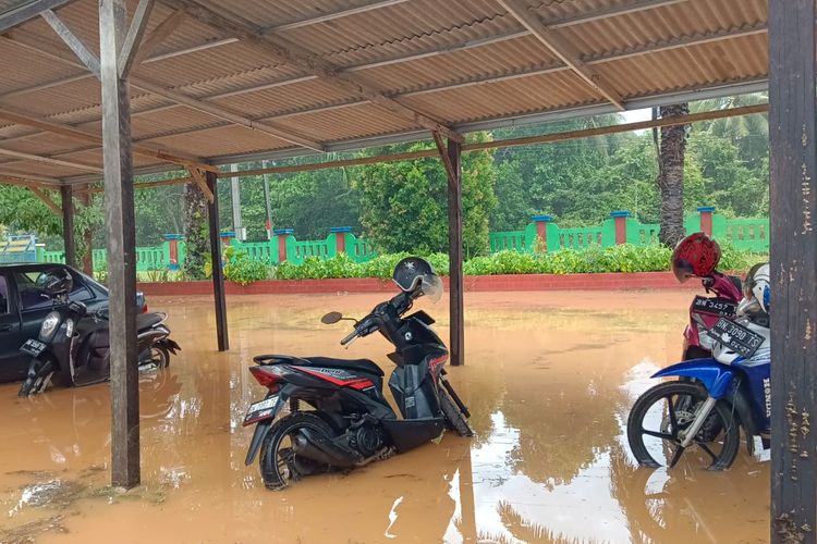 Banjir merupakan salah satu bencana alam yang berpotensi mengganggu aktivitas kehidupan manusia, terutama di wilayah yang rentan terhadap curah hujan tinggi. Salah satu daerah yang baru-baru ini mengalami dampak buruk dari fenomena ini adalah Bangka Tengah. Banjir yang melanda bukan hanya merendam lahan pertanian, tetapi juga berdampak pada fasilitas pendidikan dan permukiman warga. Berbagai upaya mitigasi dan penanganan banjir telah dilakukan, namun tantangan yang dihadapi masih cukup besar. Dalam artikel ini, kita akan membahas lebih dalam mengenai dampak banjir di Bangka Tengah, mulai dari penyebab, dampak terhadap sekolah, dampak terhadap permukiman warga, hingga langkah-langkah yang perlu diambil agar kejadian serupa tidak terulang di masa mendatang. Penyebab Banjir di Bangka Tengah Banjir yang melanda Bangka Tengah dapat disebabkan oleh berbagai faktor. Salah satu penyebab utama adalah curah hujan yang tinggi dalam waktu singkat. Dalam beberapa tahun terakhir, pola cuaca di Indonesia mengalami perubahan yang signifikan, dengan curah hujan yang tidak terduga dan seringkali ekstrem. Di Bangka Tengah, wilayah ini memang dikenal dengan curah hujan yang cukup tinggi, terutama pada musim penghujan. Ketika hujan turun dengan intensitas tinggi, saluran drainase yang ada seringkali tidak mampu menampung volume air, sehingga menyebabkan genangan. Selain itu, faktor alam seperti topografi juga berperan penting dalam terjadinya banjir. Daerah dataran rendah cenderung lebih rentan terhadap genangan air. Di Bangka Tengah, banyak permukiman yang dibangun di daerah yang secara topografis tidak ideal untuk hunian, membuatnya lebih mudah terendam saat hujan deras. Penggundulan hutan dan konversi lahan juga berkontribusi terhadap masalah ini. Dengan berkurangnya area resapan air, air hujan tidak dapat diserap dengan baik sehingga memperparah kondisi saat hujan deras. Tak kalah penting adalah faktor manusia. Pembangunan yang tidak terencana dan kurangnya kesadaran masyarakat akan pentingnya menjaga lingkungan dapat memperburuk situasi. Banyak kali, saluran air menjadi tersumbat oleh sampah atau material bangunan, menyebabkan air tidak dapat mengalir dengan baik. Upaya penanggulangan banjir harus melibatkan partisipasi aktif dari masyarakat, pemerintah, dan berbagai pihak terkait untuk mengedukasi dan mengingatkan pentingnya menjaga kebersihan lingkungan. Dampak Banjir Terhadap Sekolah Banjir yang melanda Bangka Tengah tidak hanya mengganggu kehidupan sehari-hari warga, tetapi juga memberikan dampak yang signifikan terhadap fasilitas pendidikan. Sekolah-sekolah di daerah yang terkena banjir seringkali harus ditutup untuk waktu yang tidak pasti, yang mengakibatkan hilangnya waktu belajar bagi siswa. Ketika sekolah terendam, buku, alat peraga, dan perabotan lainnya yang diperlukan untuk proses belajar mengajar menjadi rusak, sehingga menambah beban biaya bagi sekolah dan pemerintah untuk melakukan perbaikan. Proses belajar mengajar yang terganggu tidak hanya berdampak pada akademik siswa, tetapi juga bisa menyebabkan disorientasi mental. Anak-anak yang mengalami banjir mungkin merasa cemas, takut, dan kehilangan semangat untuk belajar. Hal ini bisa menyebabkan dampak jangka panjang pada perkembangan psikologis mereka. Selain itu, ketika sekolah tidak dapat beroperasi, orang tua juga harus mencari cara untuk mengalihkan perhatian anak-anak mereka, yang bisa menjadi tantangan tersendiri di tengah situasi yang sulit. Untuk mengatasi dampak ini, perlu dilakukan kajian yang mendalam mengenai desain bangunan sekolah di wilayah rawan banjir. Pembangunan sekolah di tempat yang lebih tinggi dan penggunaan bahan bangunan yang tahan air bisa menjadi solusi. Selain itu, pemerintah dan pihak terkait harus menyiapkan protokol darurat agar ketika banjir terjadi, proses belajar mengajar dapat segera dipindahkan ke lokasi yang lebih aman, misalnya dengan memanfaatkan fasilitas umum yang tidak terendam. Dampak Banjir Terhadap Permukiman Warga Permukiman warga di Bangka Tengah juga tidak luput dari dampak banjir. Banyak rumah yang terendam air, menyebabkan kerusakan pada bangunan dan barang berharga milik warga. Banjir yang berkepanjangan dapat membuat warga kehilangan tempat tinggal, terutama bagi mereka yang tinggal di daerah yang paling parah terpengaruh. Banyak keluarga terpaksa mengungsi ke tempat yang lebih tinggi atau mencari tempat tinggal sementara, yang tentu saja mengucurkan biaya tambahan dan mengganggu kestabilan ekonomi mereka. Selain kerusakan fisik, dampak psikologis juga cukup signifikan. Warga yang kehilangan rumah dan harta benda berpotensi mengalami trauma, rasa kehilangan, dan kecemasan yang tinggi. Lingkungan sosial mereka pun bisa terganggu, karena banjir sering kali memisahkan komunitas. Ketika warga harus mengungsi, interaksi sosial yang biasanya ada di lingkungan permukiman akan terputus, membuat situasi menjadi lebih sulit. Pemerintah dan organisasi sosial perlu menyediakan bantuan darurat yang memadai untuk membantu warga yang terdampak. Bantuan ini bisa berupa penyaluran kebutuhan dasar seperti makanan, air bersih, dan perawatan kesehatan. Selain itu, program rehabilitasi untuk membantu warga membangun kembali rumah dan usaha mereka harus menjadi prioritas utama. Dalam jangka panjang, perlu ada upaya untuk merancang sistem peringatan dini dan pengelolaan risiko banjir yang lebih baik untuk melindungi warga dari dampak serupa di masa mendatang. Langkah-Langkah Mitigasi dan Penanganan Banjir di Bangka Tengah Menghadapi tantangan banjir yang semakin meningkat, langkah-langkah mitigasi dan penanganan perlu dilakukan secara terencana dan berkelanjutan. Pertama, pemerintah perlu melakukan analisis mendalam mengenai daerah-daerah yang paling rentan terhadap banjir. Dengan mengetahui pola dan penyebab banjir, pemerintah dapat merencanakan langkah-langkah preventif yang lebih efektif. Ini termasuk perbaikan dan pembangunan infrastruktur drainase yang memadai agar air hujan dapat mengalir dengan baik dan tidak menggenang di permukiman atau area sekolah. Kedua, perlu adanya edukasi kepada masyarakat tentang pentingnya menjaga kebersihan saluran air. Program-program sosialisasi yang melibatkan warga dalam kegiatan gotong royong membersihkan lingkungan dan saluran drainase sangat penting untuk mengurangi risiko banjir. Keterlibatan masyarakat akan meningkatkan kesadaran dan tanggung jawab bersama dalam menjaga lingkungan. Ketiga, penggunaan teknologi dalam pengelolaan banjir juga perlu diterapkan. Sistem pemantauan cuaca yang lebih baik dan aplikasi berbasis teknologi untuk memberikan informasi terkini kepada masyarakat dapat membantu warga mempersiapkan diri sebelum banjir terjadi. Selain itu, pengembangan aplikasi pelaporan untuk warga yang terdampak banjir dapat mempercepat proses bantuan. Terakhir, kolaborasi antara pemerintah, swasta, dan organisasi non-pemerintah sangat penting dalam penanganan banjir. Dengan melibatkan berbagai pihak, sumber daya dan keahlian yang dimiliki dapat dimanfaatkan secara maksimal untuk mengurangi dampak banjir. Upaya ini tidak hanya akan membantu menangani masalah banjir saat ini, tetapi juga akan menciptakan lingkungan yang lebih aman dan berkelanjutan di masa depan.