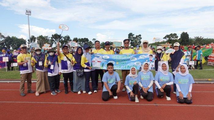 Kesehatan siswa merupakan salah satu faktor yang sangat penting dalam mendukung proses belajar mengajar. Di Bangka Tengah, Dinas Pendidikan telah mengambil langkah proaktif dalam menggaungkan Gerakan Sekolah Sehat. Gerakan ini tidak hanya sekedar slogan, tetapi merupakan upaya nyata untuk menciptakan lingkungan belajar yang sehat dan aman bagi para siswa. Dengan fokus pada lima aspek utama, Dinas Pendidikan berharap dapat meningkatkan kualitas kesehatan dan pendidikan di wilayah ini. Artikel ini akan membahas lebih dalam mengenai lima hal yang menjadi fokus dalam Gerakan Sekolah Sehat, serta dampak positifnya bagi siswa dan lingkungan sekolah. 1. Peningkatan Kesadaran Kesehatan Salah satu aspek paling fundamental dalam Gerakan Sekolah Sehat adalah peningkatan kesadaran kesehatan di kalangan siswa, guru, dan masyarakat. Peningkatan kesadaran ini mencakup pemahaman tentang pentingnya menjaga kebersihan diri, pola makan yang sehat, serta aktivitas fisik yang cukup. Melalui berbagai program sosialisasi, seminar, dan workshop, Dinas Pendidikan berupaya mengedukasi semua pihak terkait pentingnya kesehatan dalam mendukung proses belajar. Kegiatan ini melibatkan berbagai elemen, mulai dari pengenalan cara mencuci tangan yang benar hingga pemahaman tentang gizi seimbang. Siswa diajarkan cara mengidentifikasi makanan yang sehat dan bergizi, serta pentingnya menjaga kebersihan lingkungan sekolah. Selain itu, pihak sekolah juga diajak untuk berperan aktif dalam menciptakan suasana yang mendukung kegiatan belajar yang sehat. Hal ini termasuk penyediaan fasilitas sanitasi yang memadai dan akses terhadap air bersih. Secara keseluruhan, peningkatan kesadaran kesehatan ini diharapkan dapat membentuk kebiasaan baik yang akan terbawa hingga siswa tersebut dewasa. Kebiasaan sehat ini bukan hanya akan bermanfaat di sekolah, tetapi juga di rumah dan lingkungan masyarakat. Dengan adanya kesadaran yang tinggi terhadap kesehatan, diharapkan siswa dapat lebih fokus dan optimal dalam belajar. 2. Penyediaan Fasilitas Kesehatan yang Memadai Selain meningkatkan kesadaran kesehatan, Dinas Pendidikan juga menekankan pentingnya penyediaan fasilitas kesehatan yang memadai di setiap sekolah. Fasilitas ini mencakup klinik kesehatan, ruang UKS (Unit Kesehatan Sekolah), serta sarana sanitasi seperti toilet yang bersih dan air bersih. Kehadiran fasilitas ini penting untuk menunjang kesehatan siswa, terutama dalam menangani masalah kesehatan yang mungkin terjadi selama proses belajar mengajar. Sekolah-sekolah di Bangka Tengah didorong untuk memiliki tenaga medis, seperti perawat atau dokter, yang siap membantu dalam menangani masalah kesehatan siswa. Selain itu, ruang UKS harus dilengkapi dengan peralatan medis dasar, obat-obatan, dan bahan-bahan pencegahan penyakit. Dengan adanya fasilitas dan tenaga medis yang memadai, siswa dapat menerima perawatan yang cepat dan tepat saat mengalami masalah kesehatan. Penyediaan fasilitas kesehatan yang baik tidak hanya bermanfaat bagi siswa, tetapi juga bagi guru dan karyawan sekolah. Mereka pun berhak mendapatkan akses terhadap perawatan kesehatan yang baik. Dengan demikian, lingkungan belajar menjadi lebih aman dan nyaman, mendukung siswa untuk berfokus pada pembelajaran. 3. Penerapan Pola Hidup Sehat di Lingkungan Sekolah Pola hidup sehat merupakan salah satu pilar utama dalam Gerakan Sekolah Sehat. Dinas Pendidikan mengajak sekolah-sekolah untuk menerapkan pola hidup sehat, yang meliputi kebiasaan makan yang baik, olahraga teratur, dan penghindaran perilaku berisiko, seperti merokok atau konsumsi alkohol. Dalam hal ini, sekolah memiliki peran strategis dalam membentuk karakter dan kebiasaan siswa. Program-program kesehatan yang diterapkan di sekolah, seperti kegiatan senam pagi, olahraga rutin, serta penyuluhan tentang makanan sehat, akan menjadi bagian dari aktivitas sehari-hari siswa. Selain itu, pihak sekolah dapat mengadakan lomba-lomba yang berkaitan dengan pola hidup sehat, seperti lomba memasak makanan sehat atau lomba kebersihan. Kegiatan ini tidak hanya bermanfaat untuk kesehatan, tetapi juga dapat meningkatkan rasa kebersamaan dan meningkatkan motivasi siswa dalam menjaga kesehatan. Melalui penerapan pola hidup sehat di sekolah, siswa diharapkan dapat memahami pentingnya kesehatan dalam kehidupan mereka. Kebiasaan ini akan membentuk sikap positif terhadap kesehatan yang akan mereka bawa ke dalam kehidupan sehari-hari. 4. Kolaborasi dengan Orang Tua dan Masyarakat Dinas Pendidikan tidak bisa bekerja sendirian dalam mewujudkan Gerakan Sekolah Sehat. Oleh karena itu, kolaborasi dengan orang tua dan masyarakat sangat penting. Orang tua sebagai pendidik pertama dan utama di rumah memiliki peran yang sangat penting dalam mendukung gerakan ini. Dinas Pendidikan berusaha menjalin komunikasi yang baik antara sekolah dan orang tua untuk meningkatkan pemahaman tentang pentingnya kesehatan bagi anak-anak mereka. Kegiatan seperti pertemuan rutin antara pihak sekolah dan orang tua, seminar tentang kesehatan, serta penggalangan dukungan masyarakat dapat dilakukan untuk meningkatkan kepedulian terhadap kesehatan. Masyarakat juga diharapkan berkontribusi dalam menciptakan lingkungan yang sehat bagi anak-anak, seperti membantu menjaga kebersihan lingkungan sekitar sekolah. Dengan melibatkan orang tua dan masyarakat, Gerakan Sekolah Sehat akan lebih mudah diterima dan diterapkan di kehidupan sehari-hari. Sinergi antara sekolah, orang tua, dan masyarakat menjadi kunci untuk menciptakan generasi yang sehat dan cerdas.